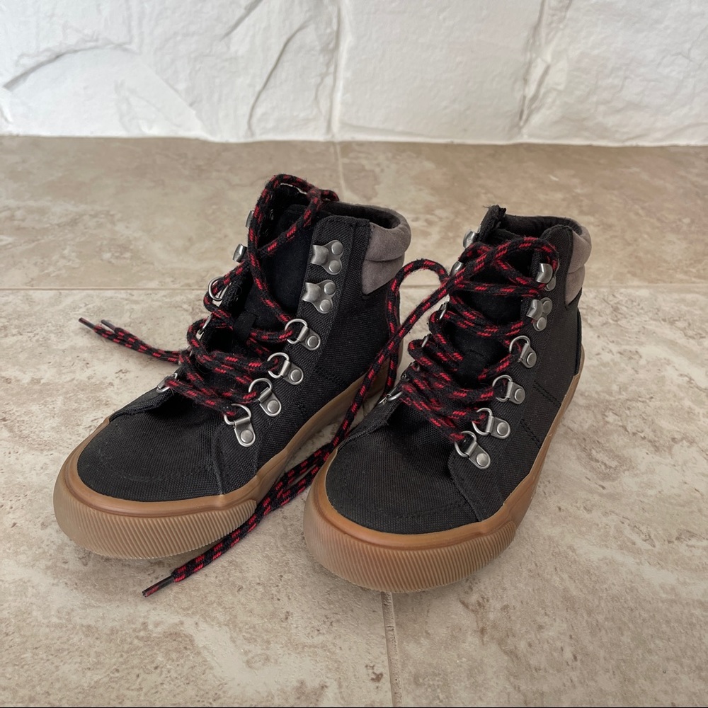 EUC Boys Youth Old Navy Gray hiking lace up boots with red and black laces